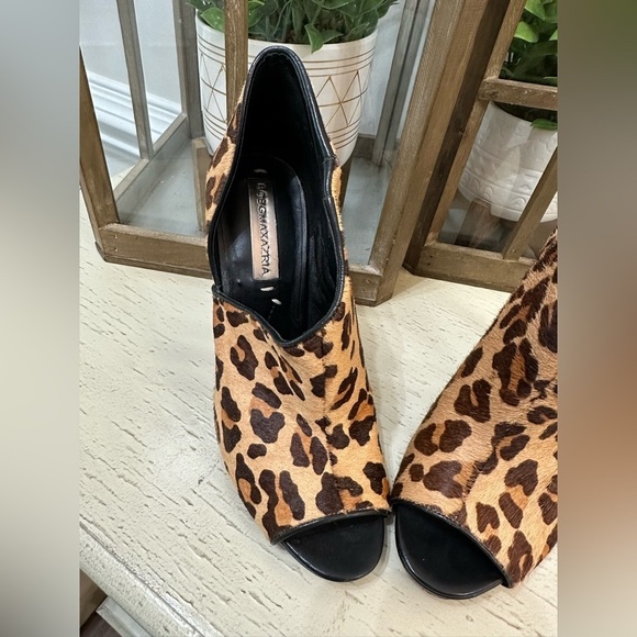 BCBGMAXAZRIA Darien Peep Toe Bootie High Heel Leopard Leather Women's sz 5.5 - Picture 4 of 10